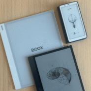 Trois liseuses électroniques sur une table en bois