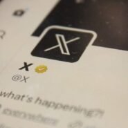 Écran de l'application X affiché sur un smartphone