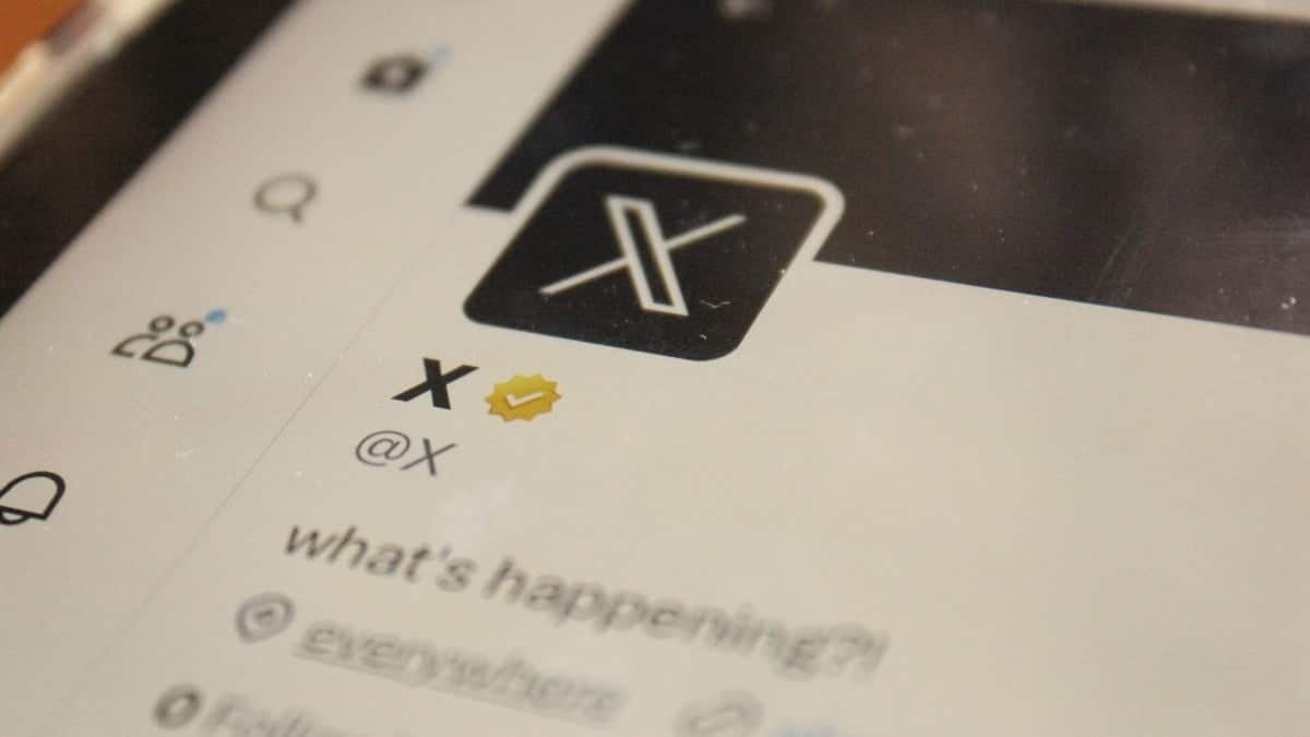 Écran de l'application X affiché sur un smartphone