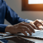 Personne tapant sur un ordinateur portable en pleine lumière