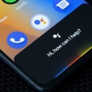 Écran de smartphone avec assistant vocal activé