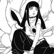 Fille assise avec des queues de renard derrière elle