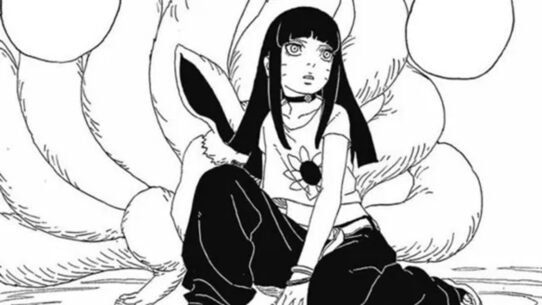 Fille assise avec des queues de renard derrière elle