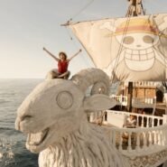 Personne assise sur la figure de proue d'un navire en mer