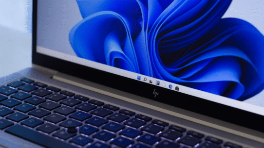 Clavier et écran d'un ordinateur portable avec fond d'écran bleu