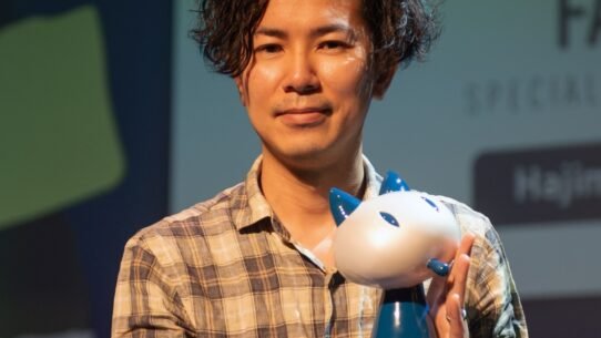 Homme avec une chemise à carreaux tenant une figurine