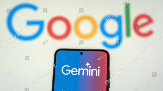 Logo de Google en arrière-plan avec Gemini sur un écran de smartphone