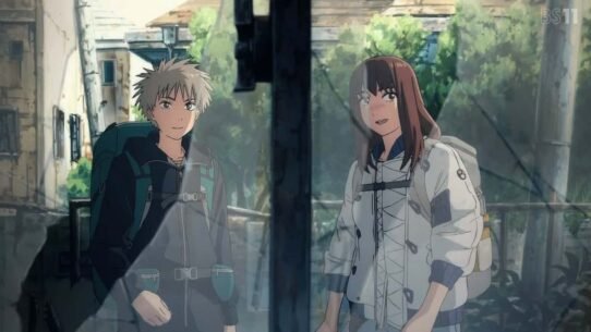 Deux personnages d'anime avec des sacs à dos dans un décor urbain