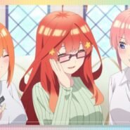 Trois personnages d'anime souriant ensemble dans un salon lumineux