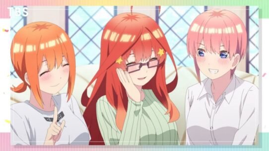 Trois personnages d'anime souriant ensemble dans un salon lumineux
