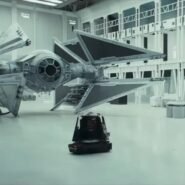 Vaisseau spatial dans un hangar futuriste avec droïde