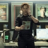 Homme parlant au téléphone dans un bureau moderne avec des affiches au mur