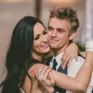 Un couple souriant s'embrasse en dansant