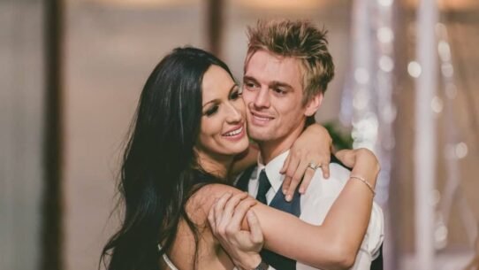 Un couple souriant s'embrasse en dansant