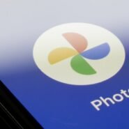 Logo de l'application Photos affiché sur un écran de smartphone