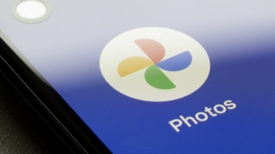 Logo de l'application Photos affiché sur un écran de smartphone