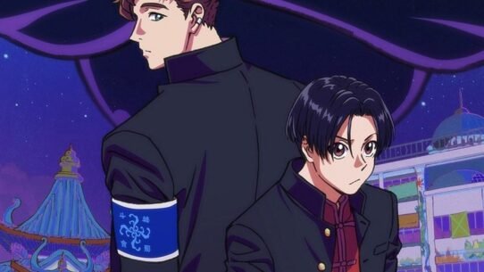 Deux personnages d'anime en uniforme devant un décor nocturne