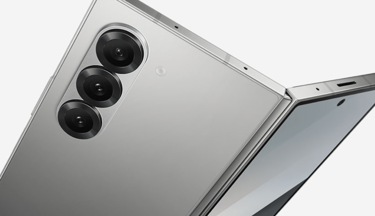 Smartphone pliable argenté avec triple caméra arrière