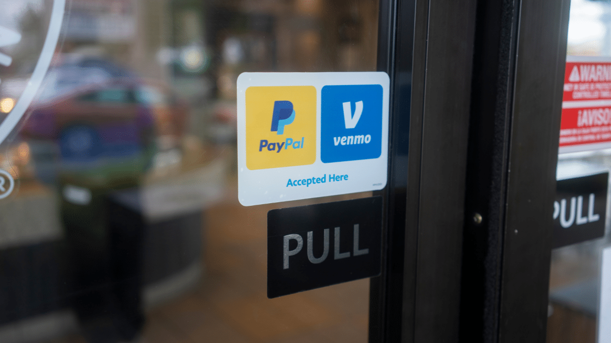 Autocollant PayPal et Venmo sur une porte de magasin