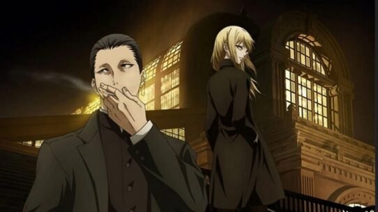 Deux personnages devant un bâtiment illuminé la nuit