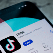 Écran de smartphone affichant l'application TikTok prête à être ouverte