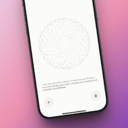 Écran d'iPhone affichant un assistant vocal sur fond dégradé rose