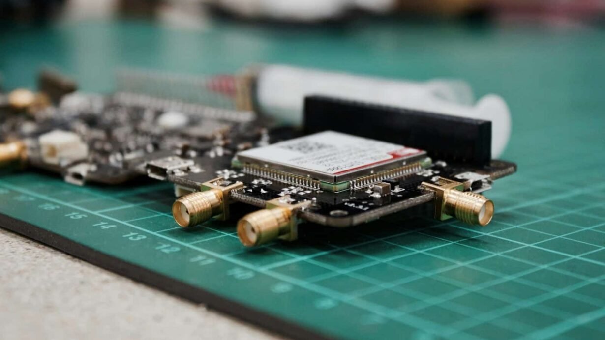 Carte électronique avec connecteurs sur planche de découpe