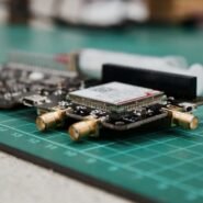 Carte électronique avec connecteurs sur planche de découpe