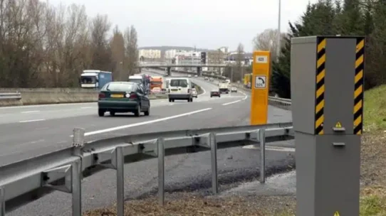 Radar automatique surveillant une autoroute avec plusieurs véhicules en circulation