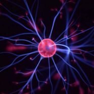 Sphère plasma avec des éclairs lumineux bleus et rouges