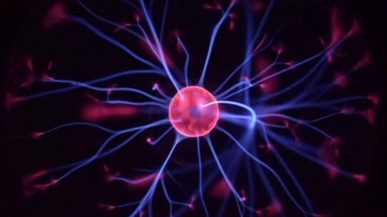 Sphère plasma avec des éclairs lumineux bleus et rouges