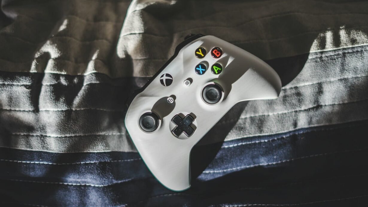 Manette de jeu blanche sur une couverture