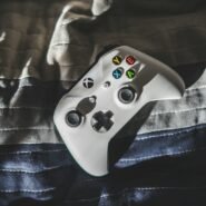 Manette de jeu blanche sur une couverture