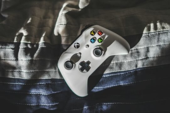 Manette de jeu blanche sur une couverture