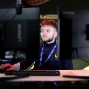 Joueur concentré devant deux écrans lors d'une compétition de jeux vidéo