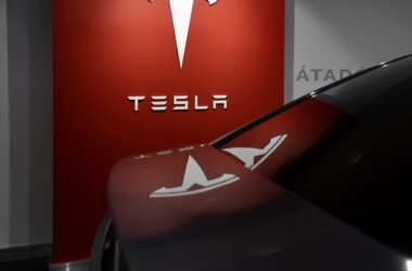 Logo Tesla sur panneau
