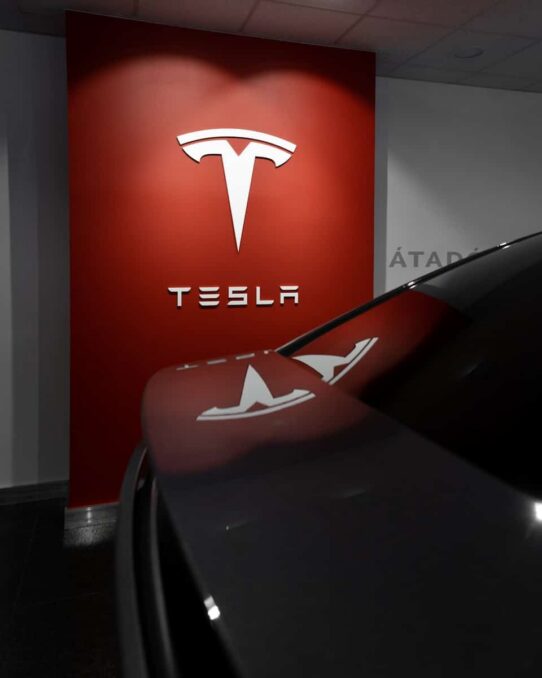 Logo Tesla sur panneau