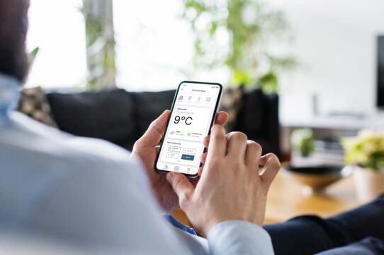 Personne utilisant une application domotique sur smartphone