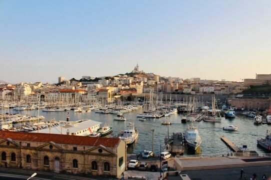 Vieux-Port de Marseille avec bateaux et ville en arrière-plan