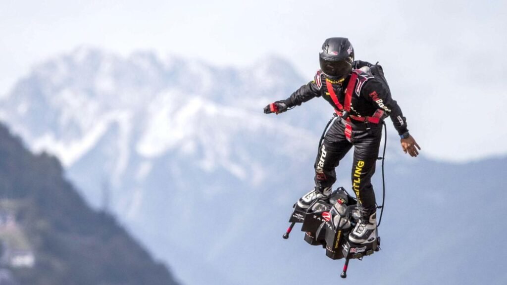Franky Zapata tombe à l'eau en tentant de traverser la Manche à bord d’un scooter volant, ce vendredi 25 juillet 5 franky zapata