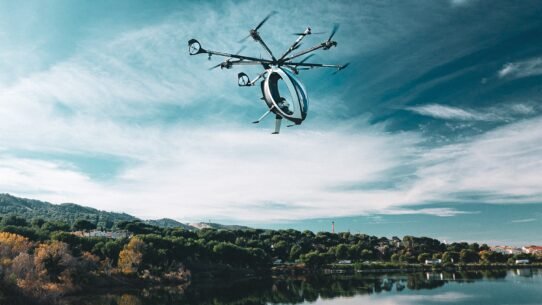 Drone moderne volant au-dessus d'un lac entouré de forêts