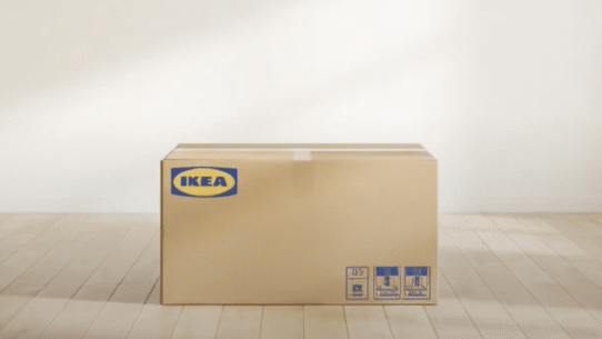 Carton d'expédition IKEA posé sur un sol en bois