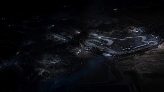 Circuit automobile vu de nuit avec éclairage spectaculaire