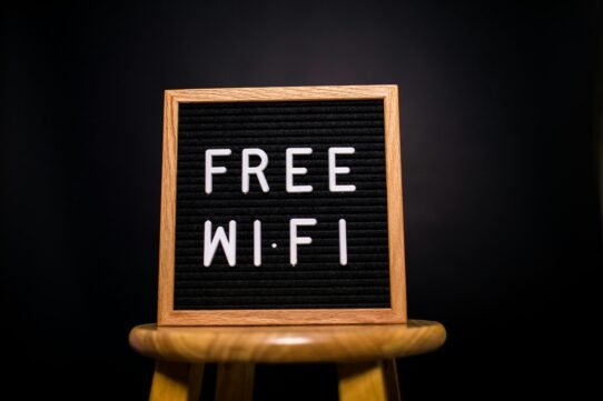 Panneau noir avec texte Free Wi-Fi sur un tabouret en bois