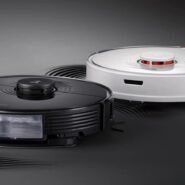 Deux robots aspirateurs sur une surface sombre