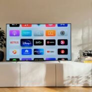 Écran de télévision affichant des icônes de plateformes de streaming