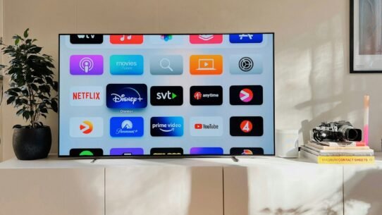 Écran de télévision affichant des icônes de plateformes de streaming