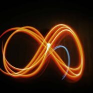 Traînées lumineuses formant un symbole infini