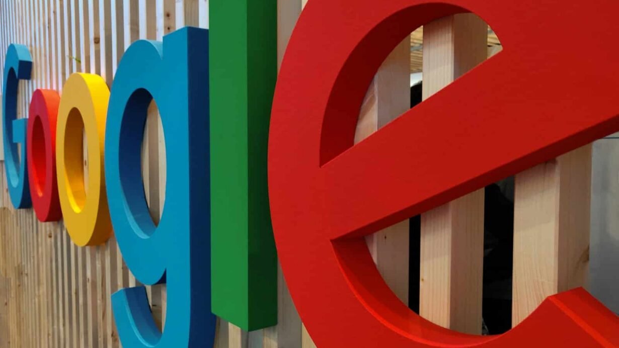 Logo coloré de Google sur un panneau en bois
