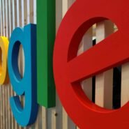 Logo coloré de Google sur un panneau en bois